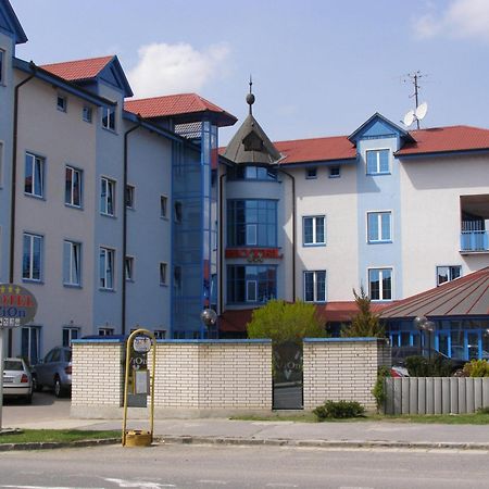 Hotel Vion Zlaté Moravce Exteriör bild
