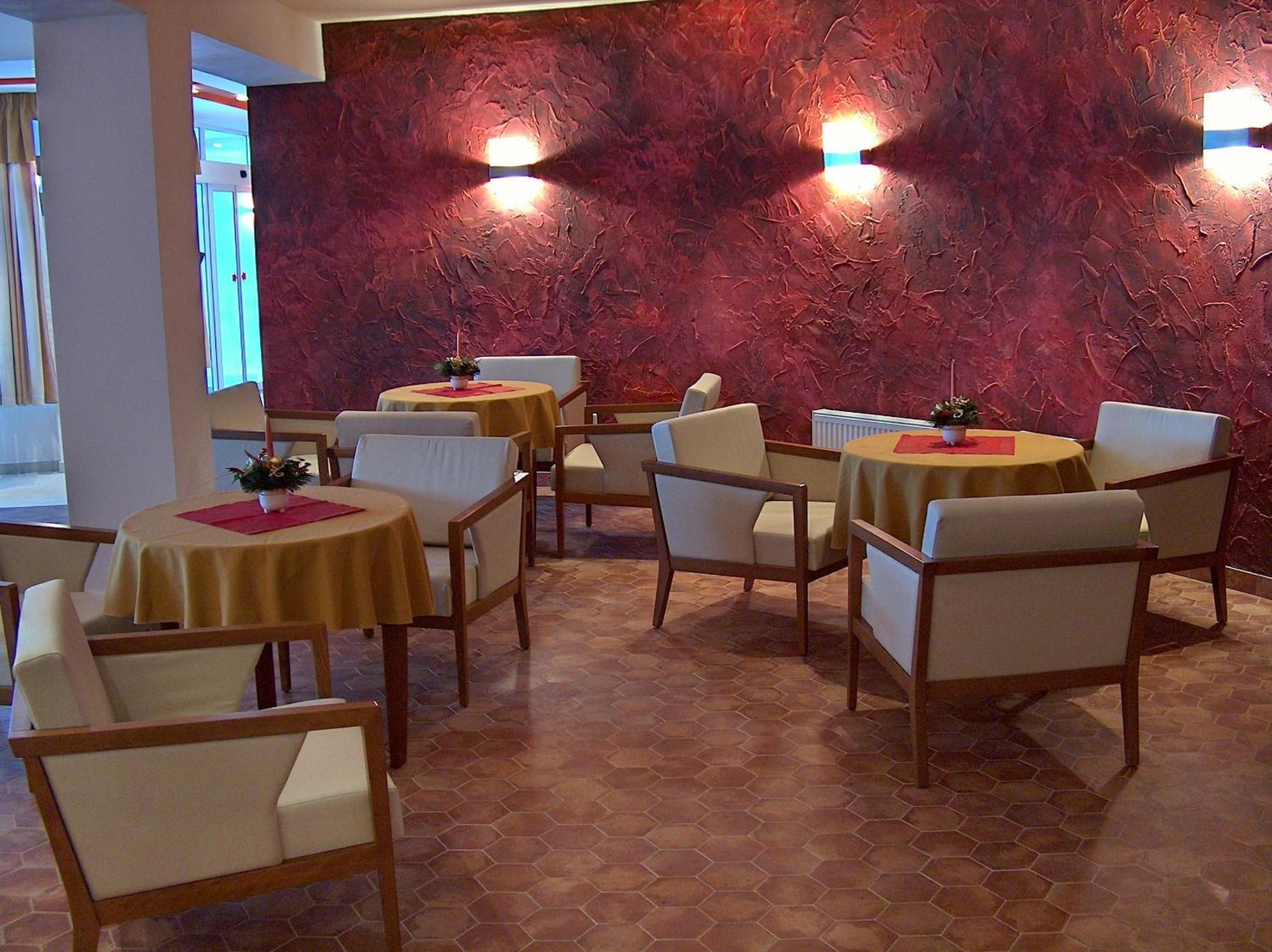 Hotel Vion Zlaté Moravce Exteriör bild
