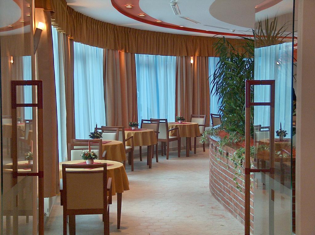Hotel Vion Zlaté Moravce Exteriör bild