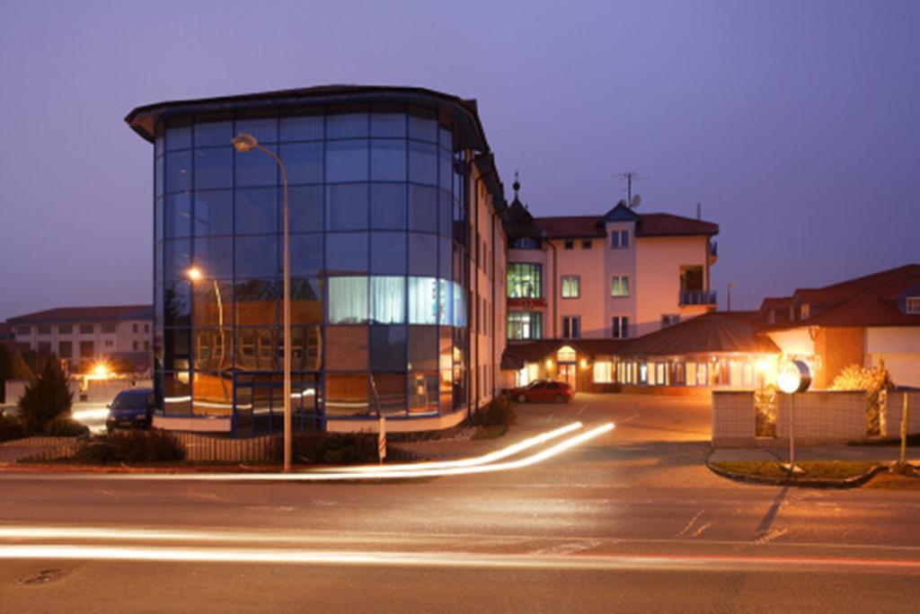 Hotel Vion Zlaté Moravce Exteriör bild