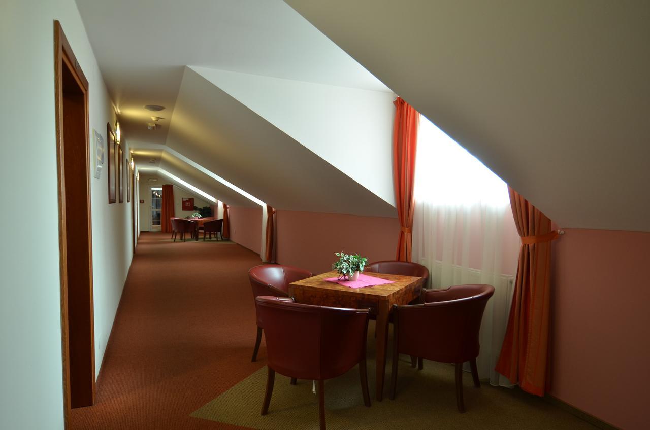 Hotel Vion Zlaté Moravce Exteriör bild
